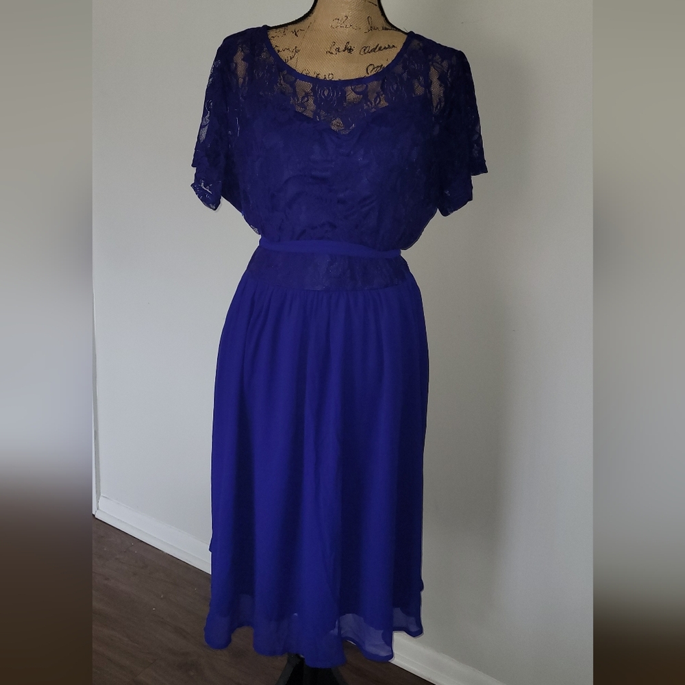 Midi Gown w. Flutter Sleeves